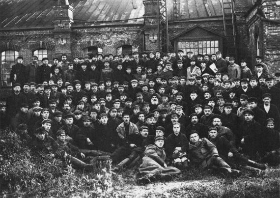 Рыбинск. 1918 год. Рабочие железнодорожных мастерских