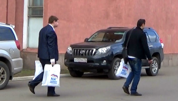 Помощник председателя — руководитель отдела по связям с общественностью МСР Андрей Становой выносит из здания совета вещи в то время, как заседание еще не закончилось.