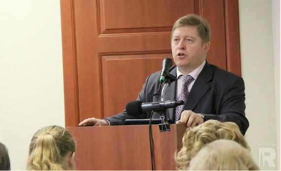 Генеральный директор МУП «Теплоэнерго» Леонид Иванов рассказывает депутатам о своих успехах
