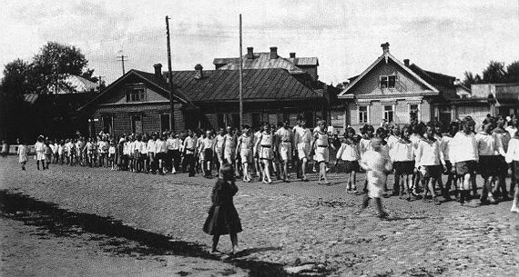 Парад физкультурников на Сенной площади в Рыбинске. 1921 год