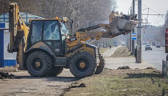 В Рыбинске продолжили ремонт тротуара на пр. Серова