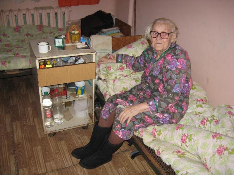 Домашнее реальное бабушки. Старая бабка в больнице. Старые женщины в домашних условиях. Старушки домашнее.