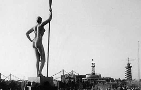 Девушка с веслом. Фотография 1934 года